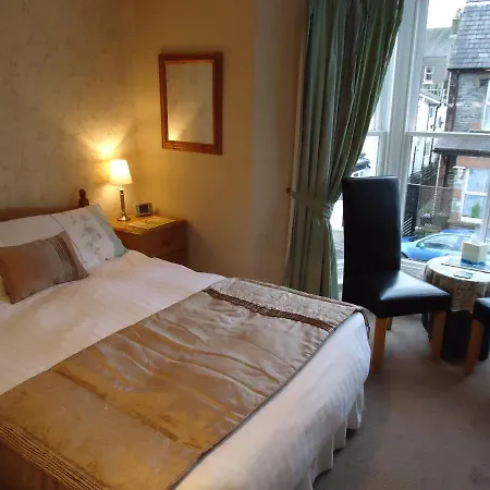Konukevi Leonards Field House 4*